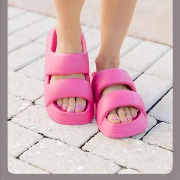 Vibrant Pink Slide Sandals. Super Compfy - Picture 2 of 4